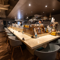 臨場感溢れるキッチンが目の前のカウンターはデートに◎