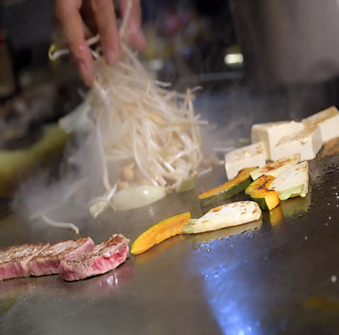 黒毛和牛からお好み焼きまで、熟練のプロによる多彩な鉄板焼きをお楽しみください！