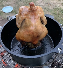 お庭やガレージで　丸鶏をビア缶チキンに挑戦