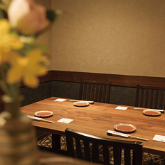 大小様々なタイプの落ち着いた個室がございます。