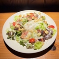 料理メニュー写真&nbsp;炙りベーコンと半熟玉子のシーザーサラダ