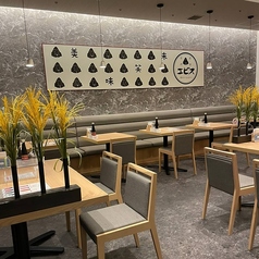 片側ソファーのテブル席ございます。