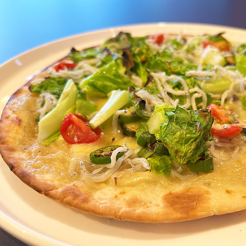 静岡市用宗産しらすと野菜のピザは食事にも、おつまみにもオススメです！