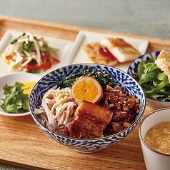 ハーフ＆ハーフ（魯肉飯＋鶏肉飯）セット（日替わり小皿・大根餅・ミニサラダ・スープ付き）