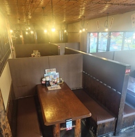 女子会や仕事帰りの一杯など使い勝手抜群なテーブル席