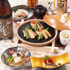 ランチタイム限定！飲み放題付きコース、ございます。