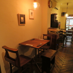 【テーブル席　2×1】デートや友人とのご利用にぴったりのテーブル席は、自分の家みたいにくつろげる安らぎの空間。落ち着ける雰囲気のおしゃれな店内で美味しい料理と多彩なドリンクを味わえる時間を楽しんで♪