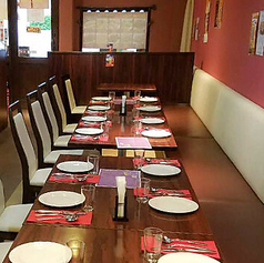 木の温もりを感じるテーブル席は、お一人様から少人数のグループまで幅広く対応可能です。片側ソファータイプのお席もあり、背もたれに寄りかかってリラックスしながらお食事を愉しめます。異国情緒漂う装飾に囲まれた店内で、本場のスパイス料理を味わう贅沢なひと時を。日常使いから特別な夜まで幅広く重宝します◎