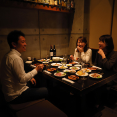 ロールカーテン式で半個室に。10～11名収容可能。掘りごたつ席なのでごゆっくりお寛ぎ頂けます。友人や会社の方とのお祝い事にぜひご活用ください。