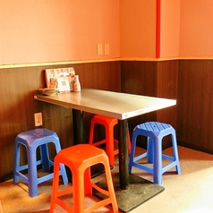 カジュアルな雰囲気の店内は、お仕事帰りのサク飲みから大人数のグループにも！