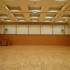 貸切は130名様以上でもご利用いただけます。会社の宴会、結婚式や同窓会の2次会など、さまざまなシーンに対応しております。明るく開放的な小ホールはお互いのコミュニケーションも捗り、和やかな雰囲気を作り出します。当店は大人数でもゆったりと過ごせるため、特別なイベントやお祝い事などにもぴったりです♪