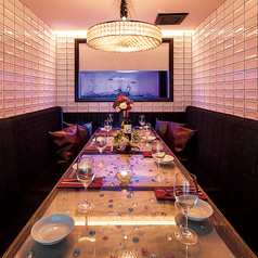 煌びやかなシャンデリアが照らすラグジュアリー空間は水槽完備の完全個室♪ おしゃれ女子会・誕生日/記念日・合コン・大切な仲間との飲み会に◎当店自慢の肉料理やつけパンシチューを存分にお楽しみください★（最大8名収容可能）