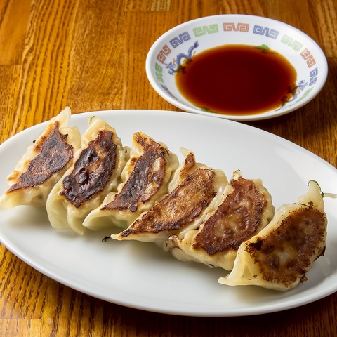 皮はパリッと！噛むと肉汁が溢れ出す！一つ一つ丁寧に手包みした自家製餃子が人気♪