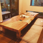 和の趣を感じられるお席をご用意しております！おしゃれな木のテーブルで家族団らんにもおすすめ◎