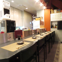 落ち着いた雰囲気の中で、お一人様でも気軽にお食事を楽しむことができ、カウンター越しに常に新鮮な食材を使用した料理を目の前でご覧いただける特別席です！遅くまで空いているので時間を気にせずに来店できます。