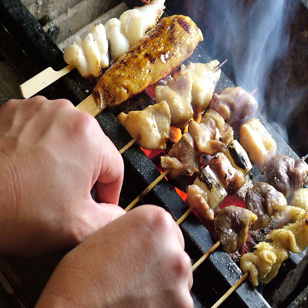 佐賀県直送の新鮮みつせ鶏を備長炭と熟練の焼き技でじっくり焼上げる！沖縄の塩や秘伝のタレで！
