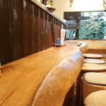 お1人様も◎雰囲気のあるカウンター席をご用意！窓からは緑も見え素敵なお食事時間を楽しめます☆