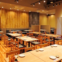 1Fフロア貸切なら最大76名様までのご宴会に対応可能！和風の趣きある店内。大規模宴会、大歓迎です♪みんなでパーッと盛り上がるも良し、近くの席の人とじっくり語らうも良し。テーブル席は人と人との距離が近く、親密さの演出に一役買ってくれます。人気席のためご予約はお早めに。