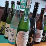 季節ごとに変わる日本酒を厳選し、人気の定番酒や珍しい酒も取り揃えた、酒好き必見のお店です。