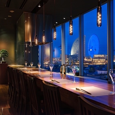 当店の特等席はカウンター。みなとみらいの夜景とともに、美味しい天ぷらを。