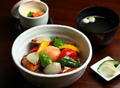料理メニュー写真&nbsp;彩り野菜と温泉卵の柔らか豚丼※お昼のメニュー
