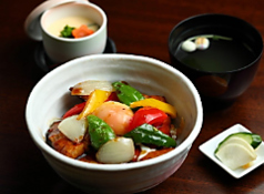 彩り野菜と温泉卵の柔らか豚丼※お昼のメニュー