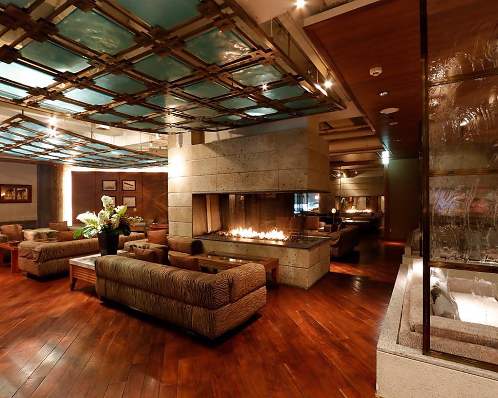 【豪華客船ラウンジ】ゆったりと大きなソファで優雅な時間を・・・。