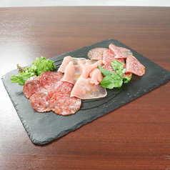 生ハムとサラミの盛り合わせ