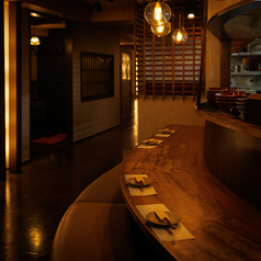 【お一人様からカップルまで】落ち着いた雰囲気のカウンター席は、ゆったりとお食事を楽しめる特別な空間。周囲を気にせず自分の時間に集中できるため、お一人様でのご利用やデートにも最適です。心地よい距離感の中で、出来立てのお料理とともにゆっくりと流れる時間をお過ごしいただけるカウンター席。