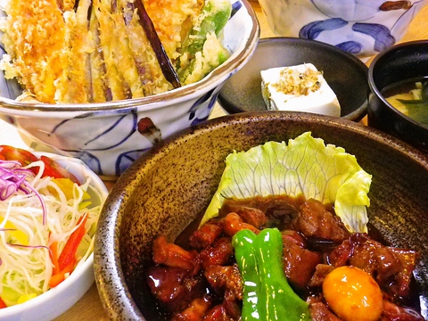 自家製の米や山芋と地元の野菜を使った料理が楽しめる店。観光客のリピーターも多数。