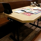 お席は、テーブル席と小上がり席です。脚をのばして、ごゆっくりお食事をお楽しみ下さい。