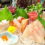 絶対の自信！天然旬魚のお刺身。少量しか取れない希少な味噌たまりでお召し上がりください