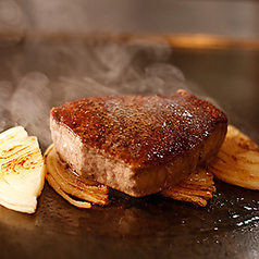 目の前の鉄板で焼き上げるライブ感