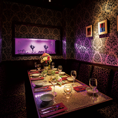 広々としたソファ個室はアクアリウム完備の幻想空間♪ おしゃれ女子会・誕生日/記念日・合コン・大切な仲間との飲み会に◎日常から離れた”BLUE”の空間で忘れられないひと時をおつくり下さい♪（最大8名様収容可能）