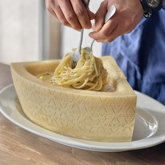 チーズの器で仕上げる黒胡椒とニンニクのパスタ カチョ・エ・ペペ