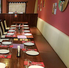 木の温もりを感じるテーブル席は、お一人様から少人数のグループまで幅広く対応可能です。片側ソファータイプのお席もあり、背もたれに寄りかかってリラックスしながらお食事を愉しめます。異国情緒漂う装飾に囲まれた店内で、本場のスパイス料理を味わう贅沢なひと時を。日常使いから特別な夜まで幅広く重宝します◎