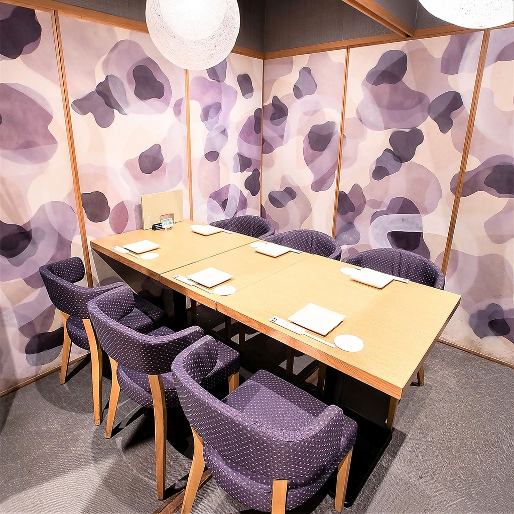 様々なサイズの個室も充実。友達とも、大切な人のおもてなしにも。