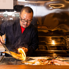 豪華絢爛、炭の香り愉しむ大人の炉端
