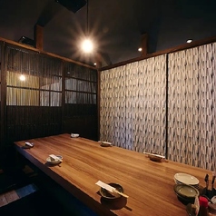 【2階掘りごたつ個室：6名様まで】情緒ある灯りがホッと和む空間。少人数の宴会に◎柔らかな灯りが優しく灯る、情緒豊かな和の個室。6名様までの掘りごたつ席は、足を伸ばして心ゆくまで寛げるプライベート空間です。雰囲気ある落ち着いた佇まいは、少人数のご宴会やご友人との飲み会に最適。