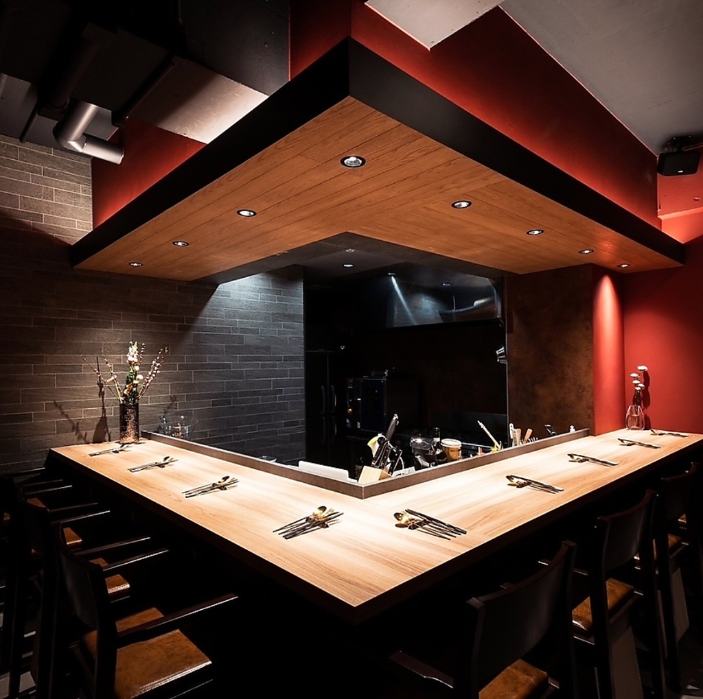 赤と黒を基調とした落ち着きのある店内。カウンター10席・個室4名×2部屋。貸切も可能。