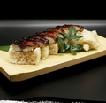 料理メニュー写真 焼き鯖棒寿司