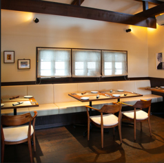 テーブルの一部には、背もたれの高いソファーをご用意。ゆったりとくつろげる設計で、長時間のお食事や会話も心地よくお楽しみいただけます。落ち着いた空間で、大切な方とのひとときをゆっくりとお過ごしください。