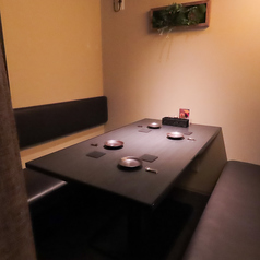 当店の完全個室テーブル席は、最大6名様までご利用いただける贅沢な空間です。プライベート感を大切にした設計で、周囲を気にせずリラックスしてお過ごしいただけます。落ち着いた色合いと洗練されたデザインのインテリアが、心地よい雰囲気を演出。友人や家族との特別な時間など、さまざまなシーンに最適です！