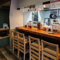 カウンター席は全6席ございます。目の前で焼鳥を焼く様子を観ることが出来る、ライブ感満点の席となっております♪