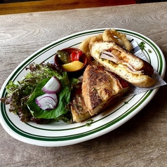 彩り野菜と焼きたてパン。心もお腹も満たす贅沢プレート