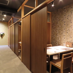 店内には『2名～4名様』完全個室席が3部屋、『4名～6名様』完全個室席が3部屋があり、つなげて最大20名様までの宴会もご利用いただけます。『～2名様』のカップルでのご利用も可能です。少人数から大人数まで、様々なシーンでご活用いただけます。