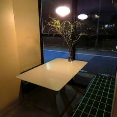 ４～５名様掛けのテーブルもご用意。女子会やちょっとしたお食事会などにもピッタリ！