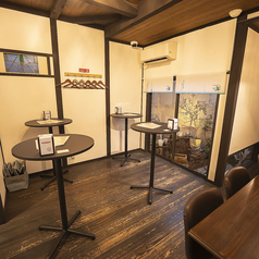 1階のスタンディングスタイルのテーブル席をご用意しております。