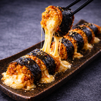 大人気！特製タレを使用した旨みたっぷりチーズキンパ！