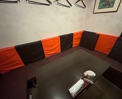 まるでヨーロッパの街角にいるような、お洒落な空間の中に佇むテーブル席です♪落ち着いた照明とこだわりのインテリアが、特別な時間をより一層華やかに演出します◎デートやご夫婦での記念日といった大切な日から、気心の知れたご友人との飲み会や女子会まで、幅広いシーンでご活用いただける人気のお席です。